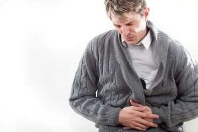 El dolor en la parte inferior del abdomen en un hombre con prostatitis