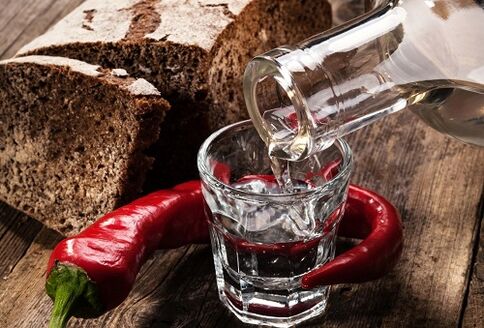 Las bebidas alcohólicas, las especias y los alimentos picantes pueden exacerbar la prostatitis. 